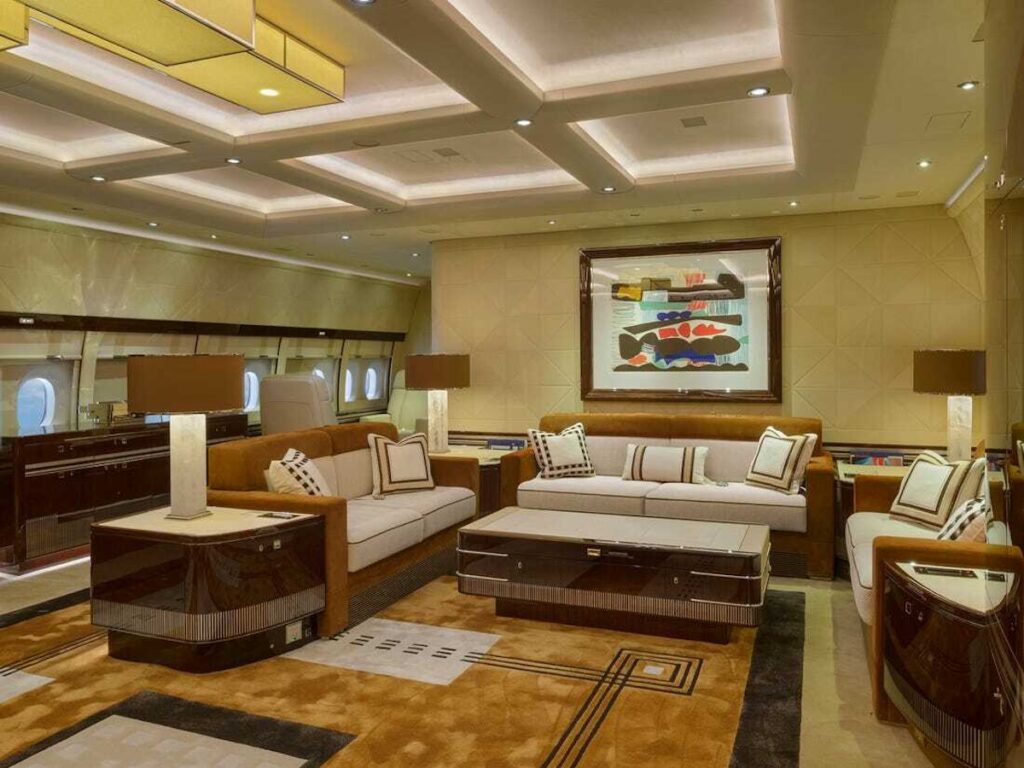 747‑8i interior 2
