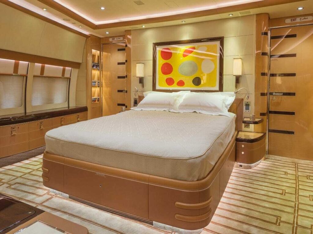 747‑8i interior 3