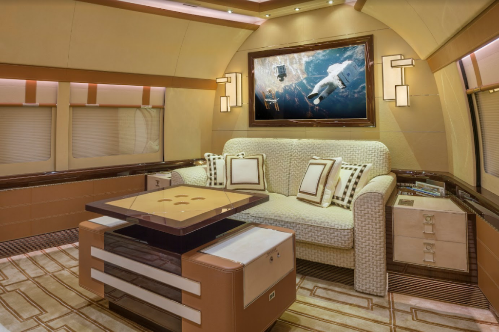 747‑8i interior 4