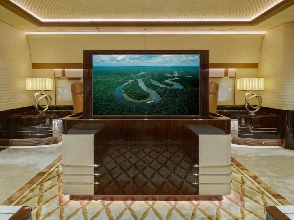 747‑8i interior 5