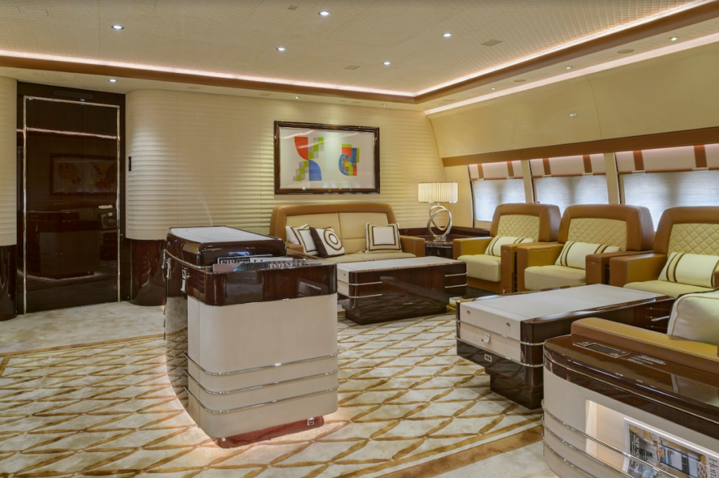 747‑8i interior 7